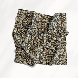 Écharpe en soie personnalisée pour femmes, écharpe carrée en soie imprimée tendance, accessoire élégant et confortable pour les tenues, le bureau, les soirées - Product Image 3