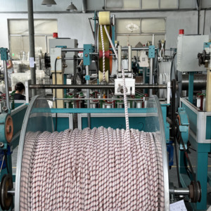 Manguera de pulverización eléctrica de <span class=keywords><strong>PVC</strong></span> amarillo del fabricante, tubería de agua de riego de 5 capas, plástico de 13mm con servicio de corte - Product Image 5