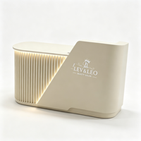 Comptoir de réception LED incurvé moderne avec logo personnalisé, design côtelé blanc crème pour salon de beauté, spa et salon de coiffure