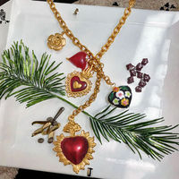 Collier tendance pour femme Gaovo en acier inoxydable plaqué or 18 carats avec pendentif cœur en résine rouge et motif floral, bijou décoratif