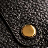 Étui de téléphone en cuir pleine fleur grainé avec dragonne et rivets dorés pour iPhone 15 16 17 18 Pro Max, personnalisable avec logo, ODM