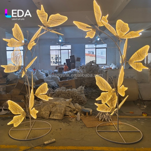 LEDA Fournitures de mariage : Lampe LED papillon en métal à lumière chaude, décoration d'allée, lampadaire, supports d'ailes de papillon pour la décoration d'événements - Product Image 1