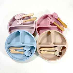 Assiette d'apprentissage pour bébé, assiette divisée avec poignée en bois, cuillère et fourchette en silicone, matériau résistant à la chaleur, compatible micro-ondes - Product Image 1