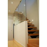 Escalier flottant droit d'intérieur haut de gamme Prima Factory, escalier sur mesure à poutres dissimulées, garde-corps en verre pour résidence