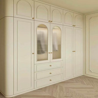 Armoire vintage en chêne français massif, grande capacité de rangement, pour hôtel et maison