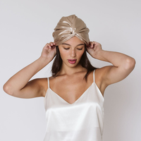 Topi tidur berbahan 100% sutra ini anti kusut, lembut, nyaman, dan ramah di rambut serta kulit Anda.