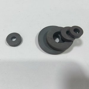 Magnet cincin fluks terkonsentrasi Ferrite Y35 kelas industri D45 * d14,5 * 5 segmen disinter untuk lapisan pemotong Las Motor - Product Image 2