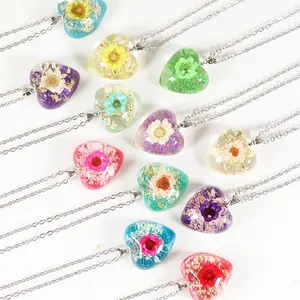 Colorful Crystal Love Shaped Dry Botanical Jewelry Dried Flower Resin Jewelry Necklace 2023