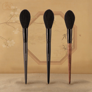 Pinceau à blush en laine Chichoco, manche long de 47 cm, en bois, poils naturels, outil de maquillage pour le blush - Product Image 1