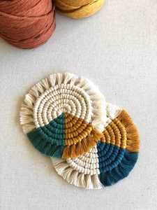 Elegante Posavasos de Macramé Hecho a Mano, Posavasos Artesanal para Decoración, Posavasos de Macramé Colorido - Product Image 4