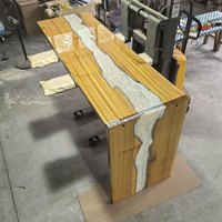 Prix d'usine Tables à manger en résine époxy à bord naturel, Plans de bureau en bois de noyer massif en stock, Ensembles de salle à manger 2,5 x 2,5 pieds