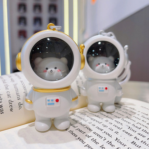 Nueva moda <span class=keywords><strong>noche</strong></span> estrellada luz astronauta llavero creativo plástico oso colgante pequeño regalo para <span class=keywords><strong>amantes</strong></span> al por mayor - Product Image 2