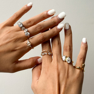 Bague en acier inoxydable plaqué or 18 carats avec zircon blanc, forme géométrique goutte d'eau, sertie à griffes, bijou unisexe pour fiançailles - Product Image 2