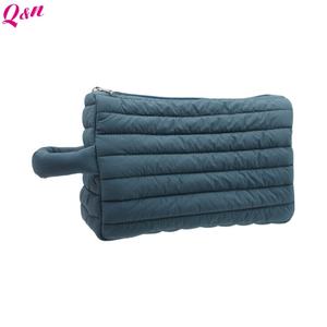 Bolsa de cosméticos acolchada de peso ligero, bolsa de cosméticos con cremallera hinchada personalizada, bolsa de maquillaje de moda, bolsa de viaje de nailon - Product Image 5