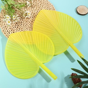Abanico de Mano Plegable de Plástico Grande con Diseño de Hoja de Palma, 32x26cm, para Uso Doméstico en Verano - Product Image 2
