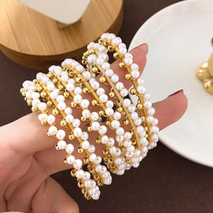 Bracelet extensible en perles d'eau douce dorées faites à la <span class=keywords><strong>main</strong></span> pour enfants - Cadeau idéal pour les fêtes et les mariages - Product Image 2