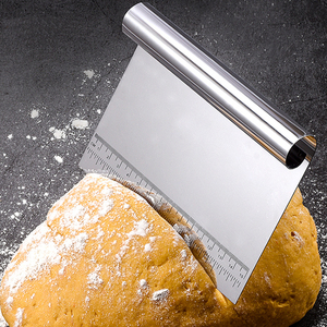 Coltello da Cucina Professionale in Acciaio Inossidabile per Tagliare Torte, Impasti, Pane, Pasticceria e Pizza con Scala di Misurazione - Product Image 2