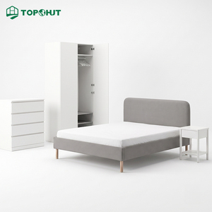 Ensemble complet de meubles de chambre <span class=keywords><strong>à</strong></span> coucher gris rembourrés avec armoire blanche, commode <span class=keywords><strong>à</strong></span> 4 tiroirs et table de chevet – Vente en gros pour appartements équipés - Product Image 1