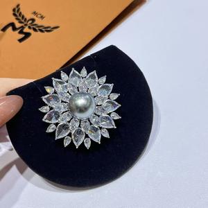 Broche en cristal de mode populaire de célébrité d'Internet, style Tahiti, motif tournesol, bijoux en cristal d'eau de mer, broche fleur de poitrine en cristal goutte d'eau - Product Image 5