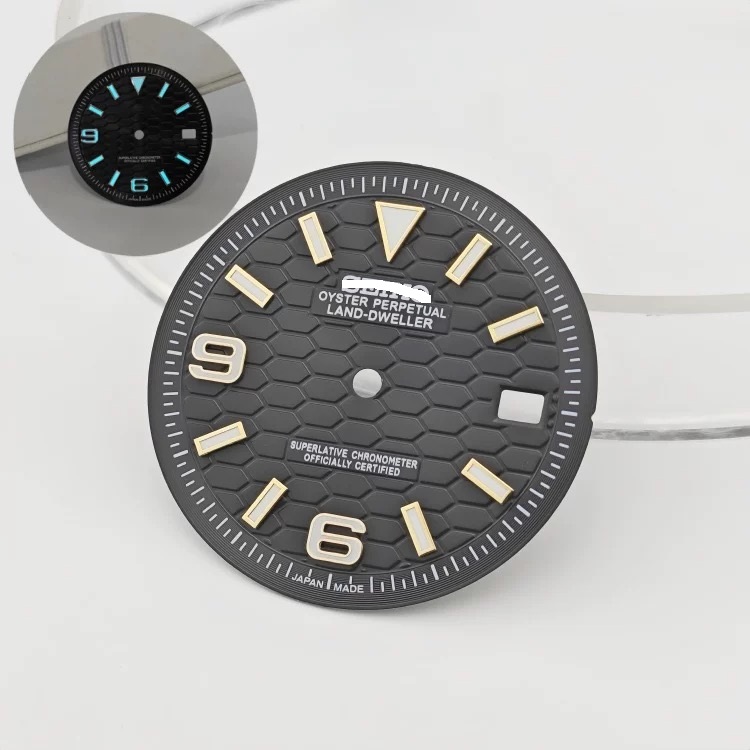 Quadrante nero con logo S e lancette dorate