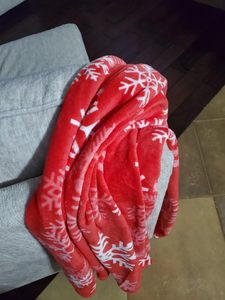 Plaid de Noël en peluche chaude rouge de 50 x 60 pouces avec motif de renne et de flocons de neige - Product Image 5