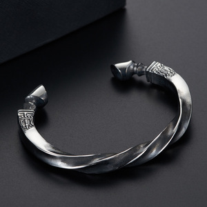 Pulsera abierta de acero de titanio con diseño de herradura de caballo de guerra estilo retro único para hombre, diseño único y dominante, Mbius - Product Image 3