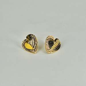 Boucles d'oreilles tendance en forme de cœur, plaquées or PVD, en acier inoxydable 316L, bijoux durables et résistants - Product Image 1