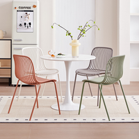 Chaises de salle à manger modernes et simples pour la maison Chaise de magasin de thé au lait pour balcon et loisirs en plastique empilés