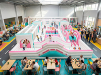 Parc d'attractions gonflable géant commercial, aire de jeux intérieure et extérieure, parcours d'obstacles, château gonflable avec toboggans pour enfants
