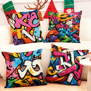 Canlı grafiti tarzı yastıklar, rahat oturma odası dekoruna cesur bir kentsel sanat katıyor. - Product Image 1