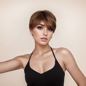 Parrucche Sintetiche Marrone Naturale con Frangia, Taglio Corto Pixie per Donne Afro, Resistenti al Calore per Uso Quotidiano - Product Image 1