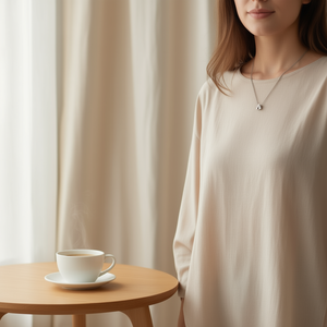 Collana con Ciondolo Lettera A in Acciaio Inossidabile Placcato Oro, Minimalista Unisex per Uso Quotidiano - Product Image 3