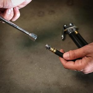 Pistolet de gonflage de pneus avec manomètre précis, embout et tuyau d'air professionnels pour le service des pneus de voitures, camions et motos - Product Image 4