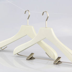 YT Custom Logo di lusso appendiabiti in legno fabbrica modelli caldi usati vestiti per negozio di abbigliamento - Product Image 1