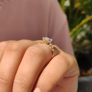 แหวนเพชรเลี้ยงในห้องปฏิบัติการที่เหนือกาลเวลา ด้วยสไตล์หรูหราและผิวเรียบเนียนไร้ตำหนิ เหมาะสำหรับโอกาสการหมั้นสมัยใหม่จากอินเดีย - Product Image 4