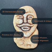 Aimant de réfrigérateur rond en argile fait main Sun Chaser, motif art rocheux, Talisman de la Voie de la Soie Ancienne pour la Manifestation et l'Énergie Positive.