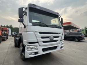 Camión Tractor Usado Sinotruk Euro2 Diésel 4X2 con Volante a la Izquierda, HOWO de 10 Ruedas, Capacidad de Carga de 21-30T, 371hp, Cámara Trasera de 360° - Product Image 3