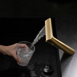 Vòi lavabo thác nước, vòi chậu rửa mặt, vòi đơn, lắp đặt trên mặt bàn, mạ vàng xước, đồng thau, hiện đại, dùng cho phòng tắm - Product Image 3