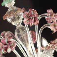 Lustre artisanal à l'élégance romantique orné de fleurs en verre rose gracieuses pour le salon de la maison de l'hôtel
