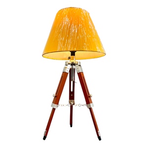 Lámpara de Escritorio Moderna Ajustable con Pantalla Amarilla, Construcción de Madera Pulida y Aluminio, Lámpara Decorativa de Mesa para Oficina y Dormitorio - Product Image 2