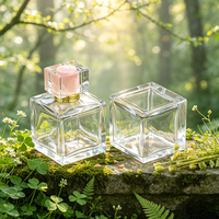 Flacon de parfum carré en verre vide, personnalisé, élégant et unique, avec col serti, bouchon à bille, sérigraphie mate et design de fond spécial
