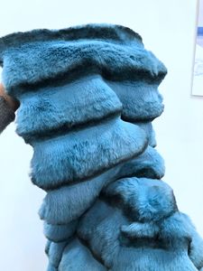 2025 étiquettes personnalisées et conception OEM hiver veste Chinchilla personnalisée pour filles manteaux de fourrure bleu <span class=keywords><strong>court</strong></span> <span class=keywords><strong>pas</strong></span> <span class=keywords><strong>cher</strong></span> manteau de fourrure synthétique - Product Image 4