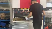 Plateau en tôle d'acier pour équipement de fabrication, avec pieds d'angle étagés, trous de montage pré-perforés, revêtement noir en poudre, pour applications électroniques