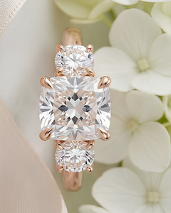 Bague de fiançailles en moissanite taille coussin 3,50 carats, or rose 14K, sertie à double griffe, bague à trois pierres, bague de demande en mariage, bague de mariée - Product Image 4