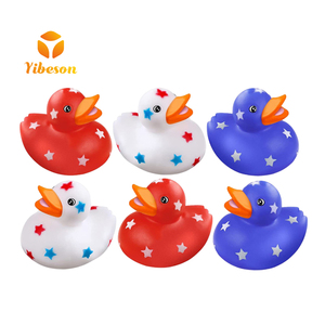 Assortiment personnalisé de canards en silicone amusants en PVC couleur unie de 2 pouces, jouets en caoutchouc avec drapeaux de pays pour tout-petits - Product Image 1