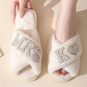 Nouvelles pantoufles d'intérieur en peluche pour femmes, pantoufles en coton épais pour la maison avec peluche, pantoufles poilues populaires pour mariage - Product Image 2