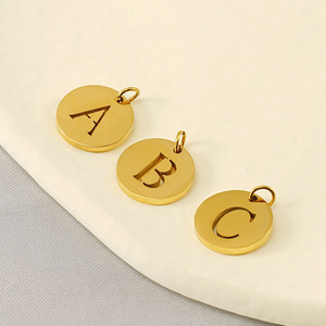Colgante de Letra Inicial Hueca de 12 mm Chapado en Oro PVD de 18K para Accesorios de Collar y Pulsera |   Impermeable e Hipoalergénico - Product Image 3