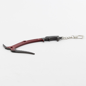 พวงกุญแจโลหะรูปขวานปีนเขาสีแดงจากเกมทอมบ์ไรเดอร์ สำหรับผู้ชาย - Product Image 4