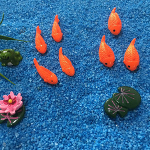 Ornements de poissons miniatures en résine pour décorations d'aquarium, 6 pièces, Koi orange avec feuille de lys et figurine de grenouille - Product Image 1