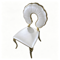 Chaise de banquet de luxe avec dossier ajouré floral, pieds courbés en acier inoxydable et assise rembourrée blanche, pour hôtels, villas, fêtes et événements